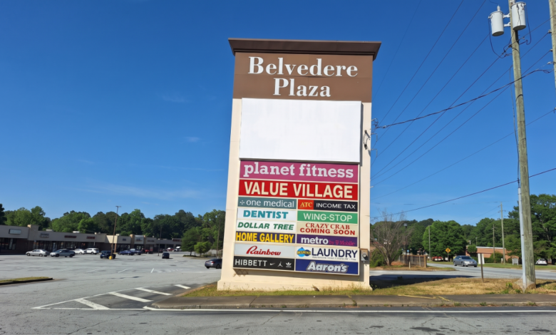 Belvedere Plaza Sinage withthe missing Kroger sign.
